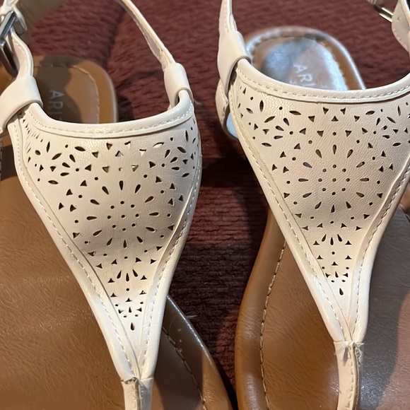 Arizona White Sandals Size 6 1/2 - Picture 2 of 6
